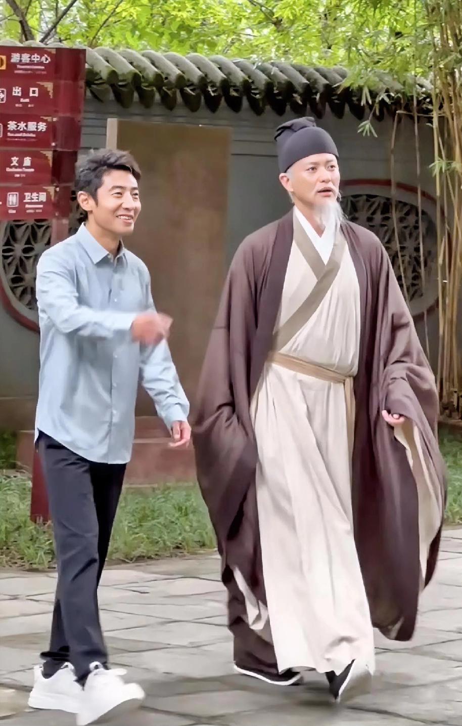 全靠撒贝宁老师，
这么一看，周一围居然有了玉树临风之感！[捂脸]
