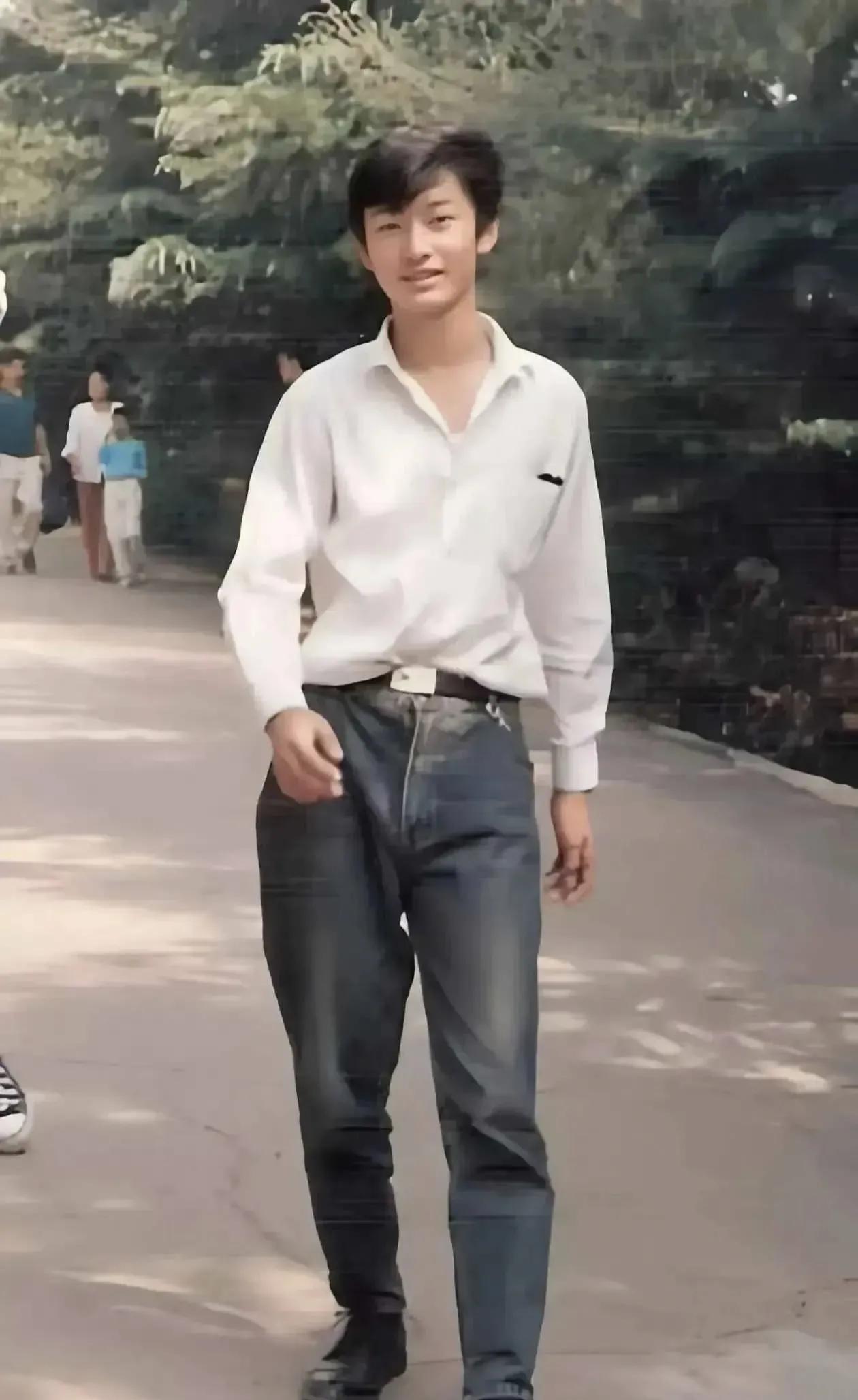 这是一位明星年轻时的模样，风度翩翩，英俊萧洒，一表人才，你认出他是谁了吗？#娱乐