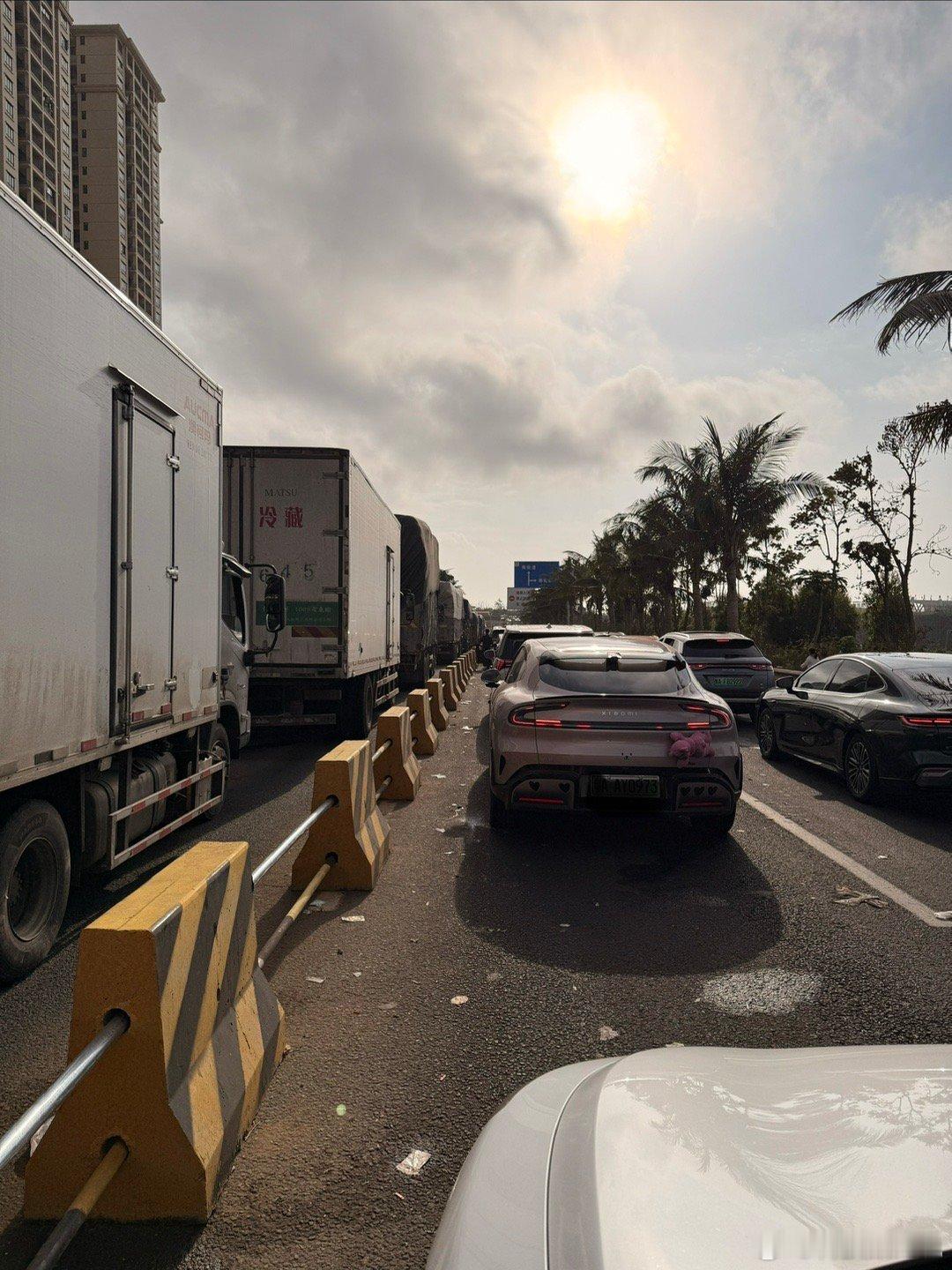 凌晨4点到徐闻港口排队，10公里的队伍到现在终于能看到轮船的影子了，就说这个“粤