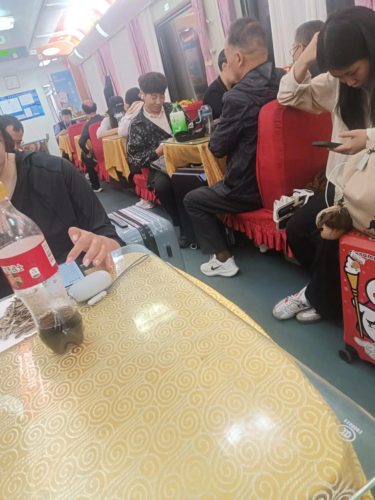 买的无座的火车票，幸运的找了一个座位，看来还得是主动出击啊，好事没人支声也正常。