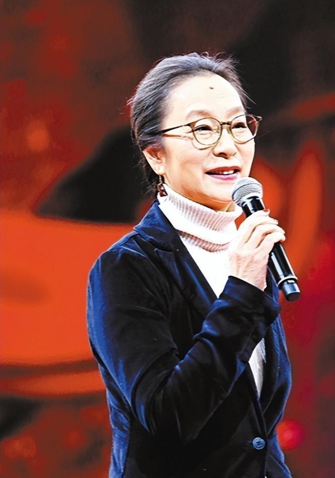 他赴美进修整整两年，未曾与妻子见上一面。可当他学成归国，推开家门的瞬间，却亲眼撞