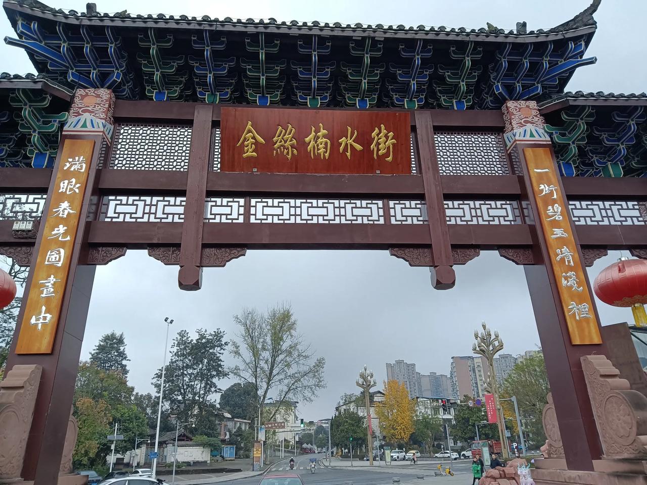 以下是为您创作的一首关于芦山金丝楠千年树万年根的诗歌：

《芦山金丝楠》

芦山