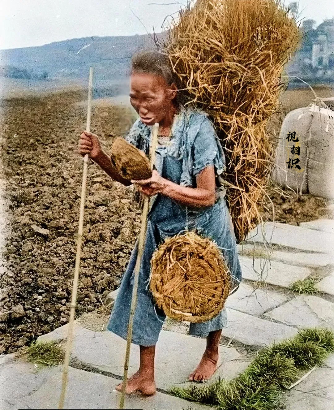 1917年，四川，一位逃荒老太的照片，镜头中可以看到她赤着脚，脚一看就是曾经裹过...