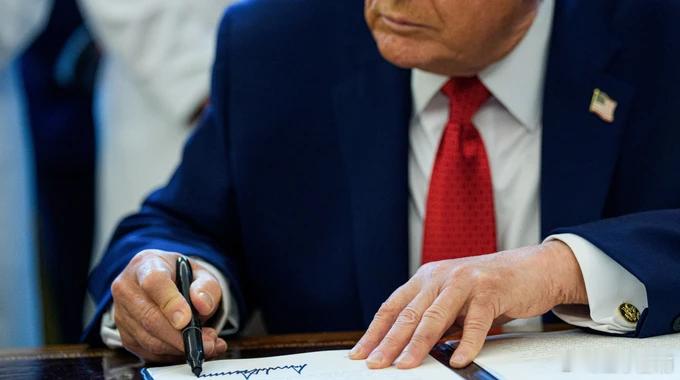 【特朗普将对俄罗斯的制裁延长一年】网页链接白宫在美联储网站上发布的公告中称，美国