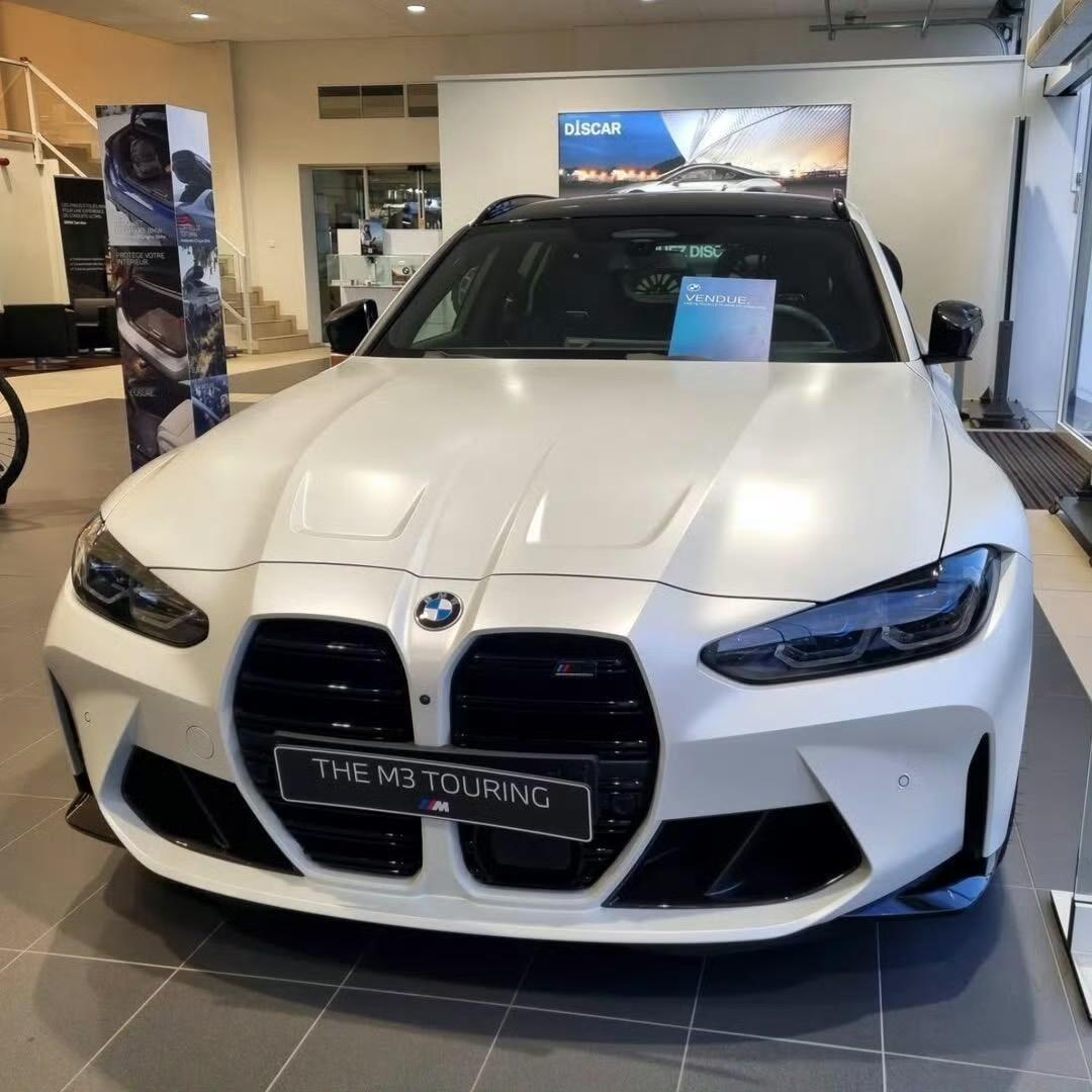 宝马M3 Touring这次推出磨砂亮白色和亚斯玛瑞纳蓝，太让人眼前一亮了。这车