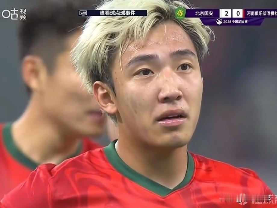 中超绯闻转会---黄锐烽…看了这张图国安球迷应该就知道黄锐烽是谁了，目前和他传出