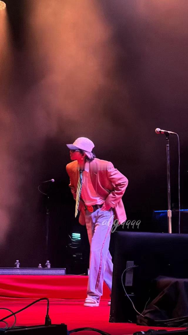 蔡徐坤伦敦唱了Remedy钢琴浅奏配纯净人声，蔡徐坤伦敦Remedy舞台氛围感拉