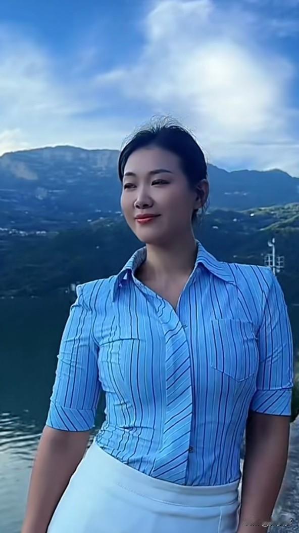 我美丽的家乡，那是一方充满魅力的土地。它有连绵起伏的青山，像一幅天然的水墨画。欢