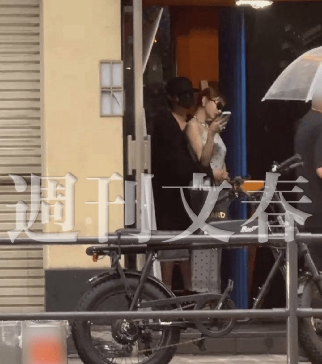 明日花绮罗方否认与周鹤年有恋爱或身体关系周鹤年环抱明日花绮罗 ​​ 21日，文春