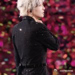 薛之谦黑色深V 今天这造型直接杀疯了！黑色深V衬得锁骨线条绝到犯规，又帅又欲，每