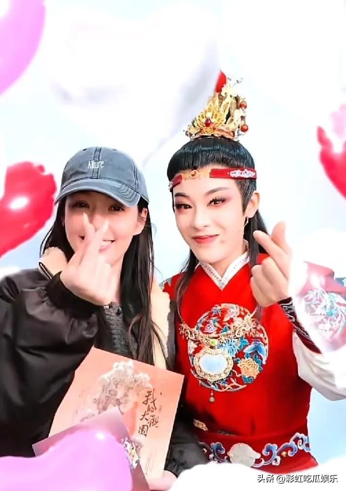 郭碧婷素颜也太好看了，披着凌乱的头发戴着鸭舌帽就敢和陈丽君合影，居然颜值不输陈丽