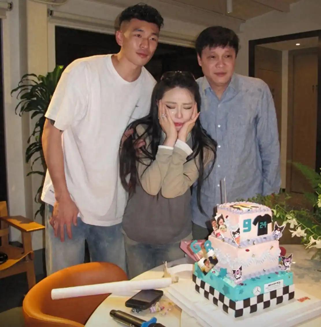 范志毅这辈子场上骂过人、怼过天，这回在女儿28岁生日现场，就剩一句“囡囡长大了”