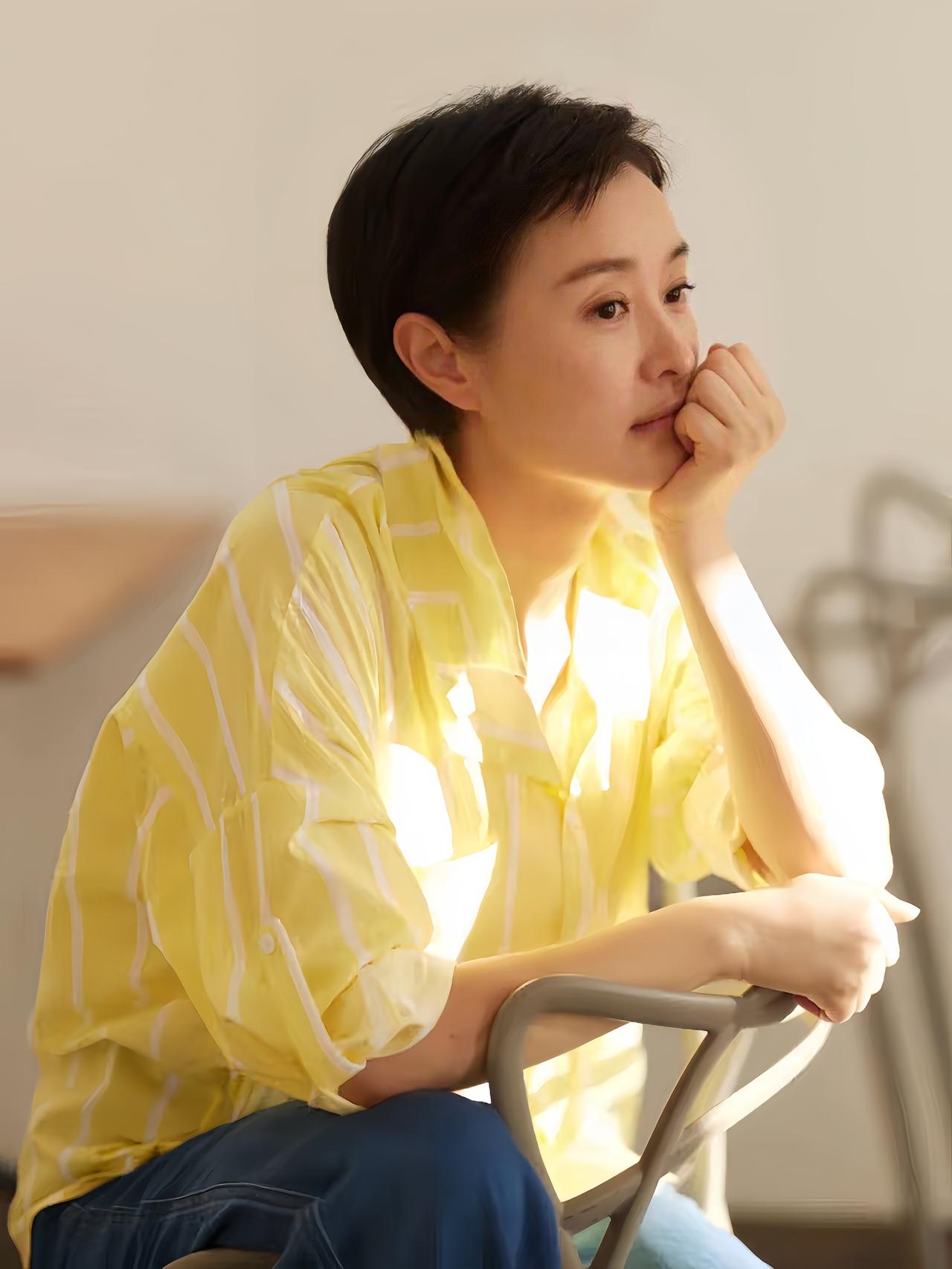 吴越美照分享，真美！[比心][比心][比心]从从容容的吴越坦然正气，优雅飒爽，演