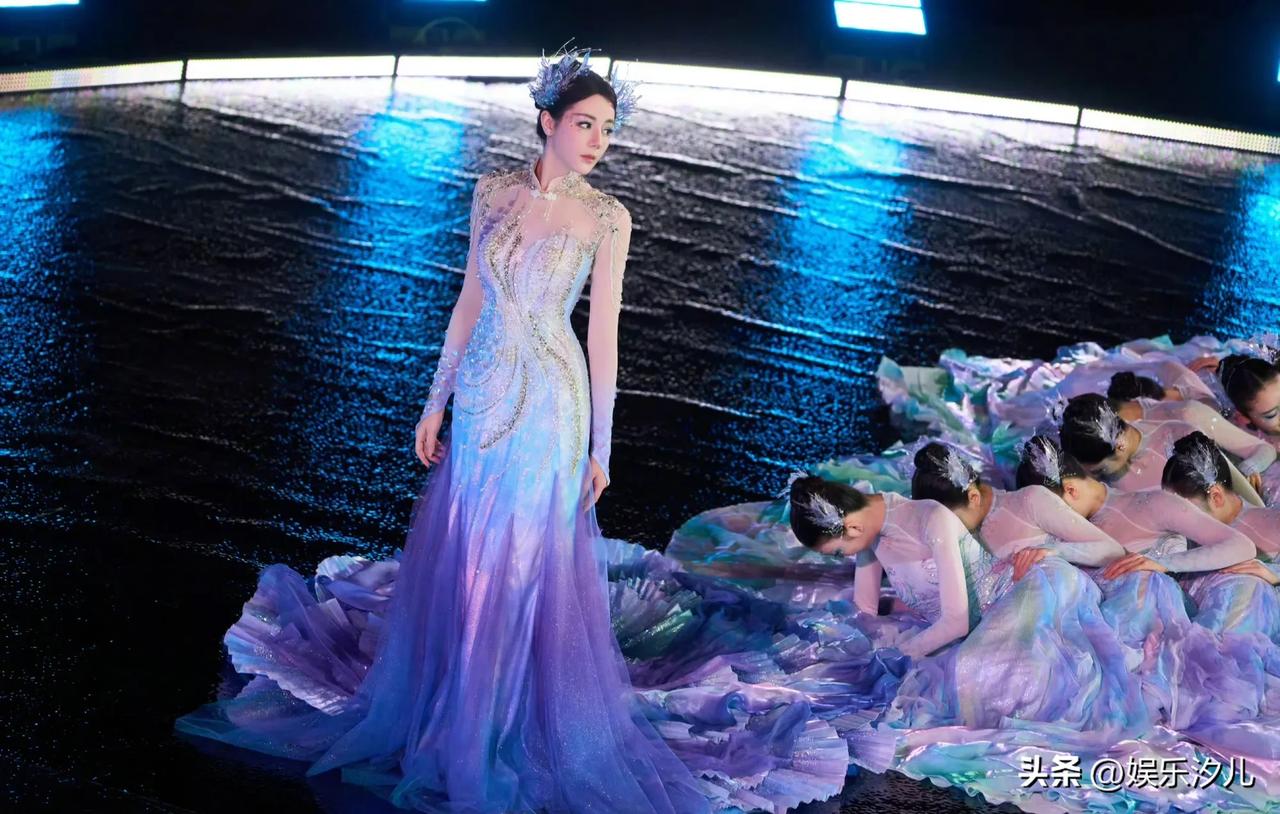 迪丽热巴滞留迪拜
缺席巴黎时装周