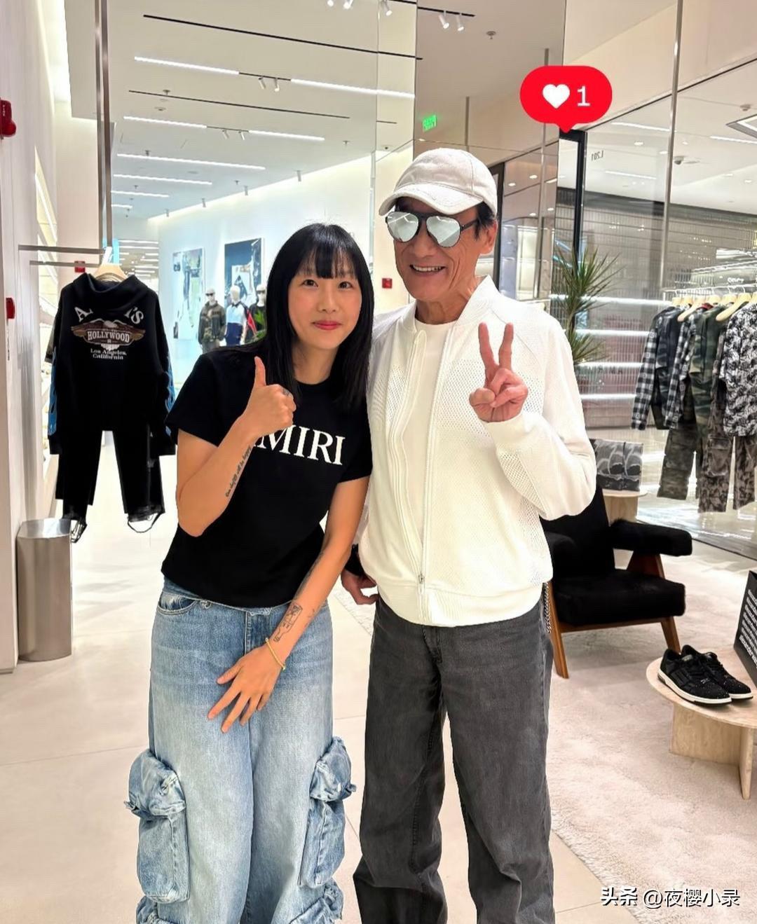 68岁梁家辉现身上海一家商场买衣服，他现实中真人看起来好瘦，皮肤黝黑，年龄感挺重