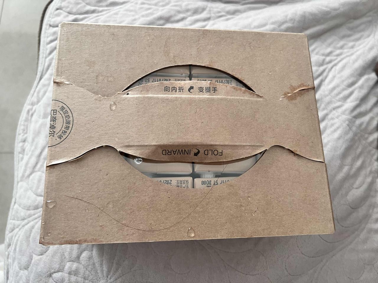 特别的牛奶包装
这是一箱特仑苏纯牛奶，从外包装设计和印刷文字判断，属于蒙牛旗下高