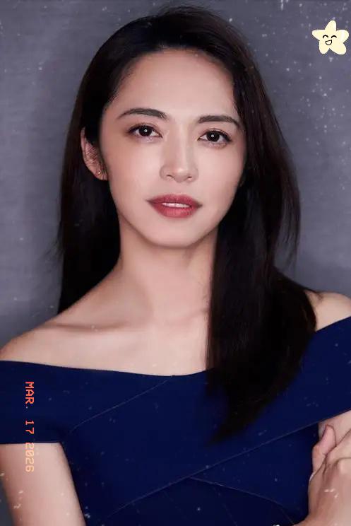 好奇查了一下姚晨的出身，
不查不知道
一查才知道，姚晨根本不是资源咖，她就是一个