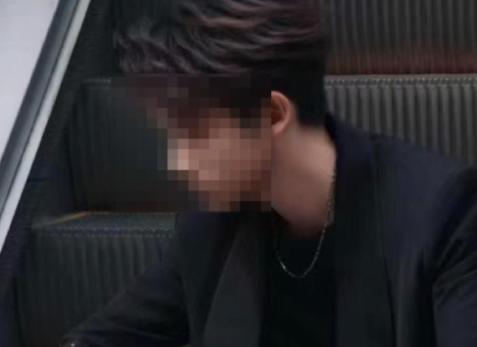 安徽，一已婚女子纪某在家闲的没事，半年给24岁男主播刷了391万9千多礼物，还私