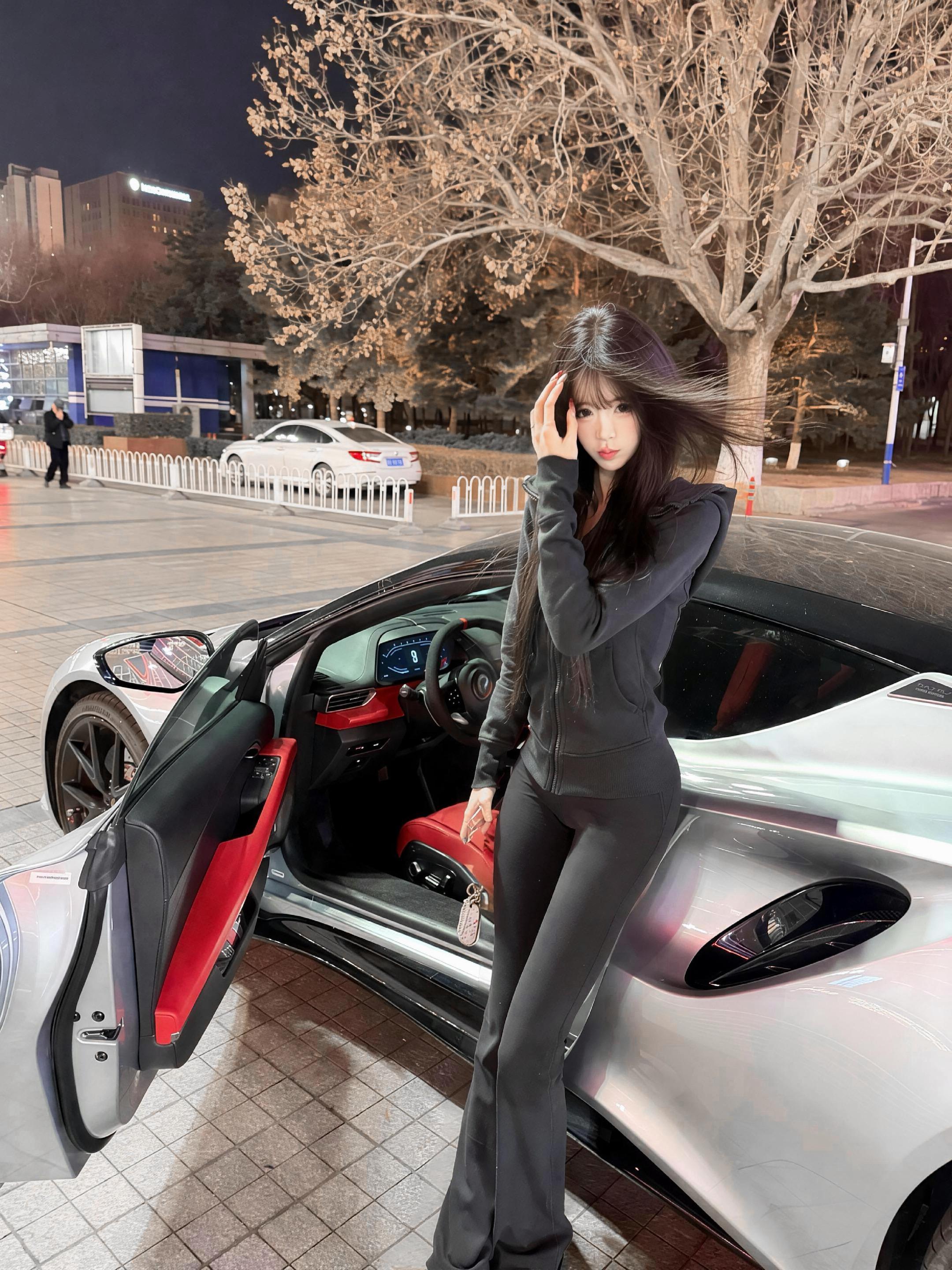 我喜欢你穿 或者球鞋搭配牛仔裤。