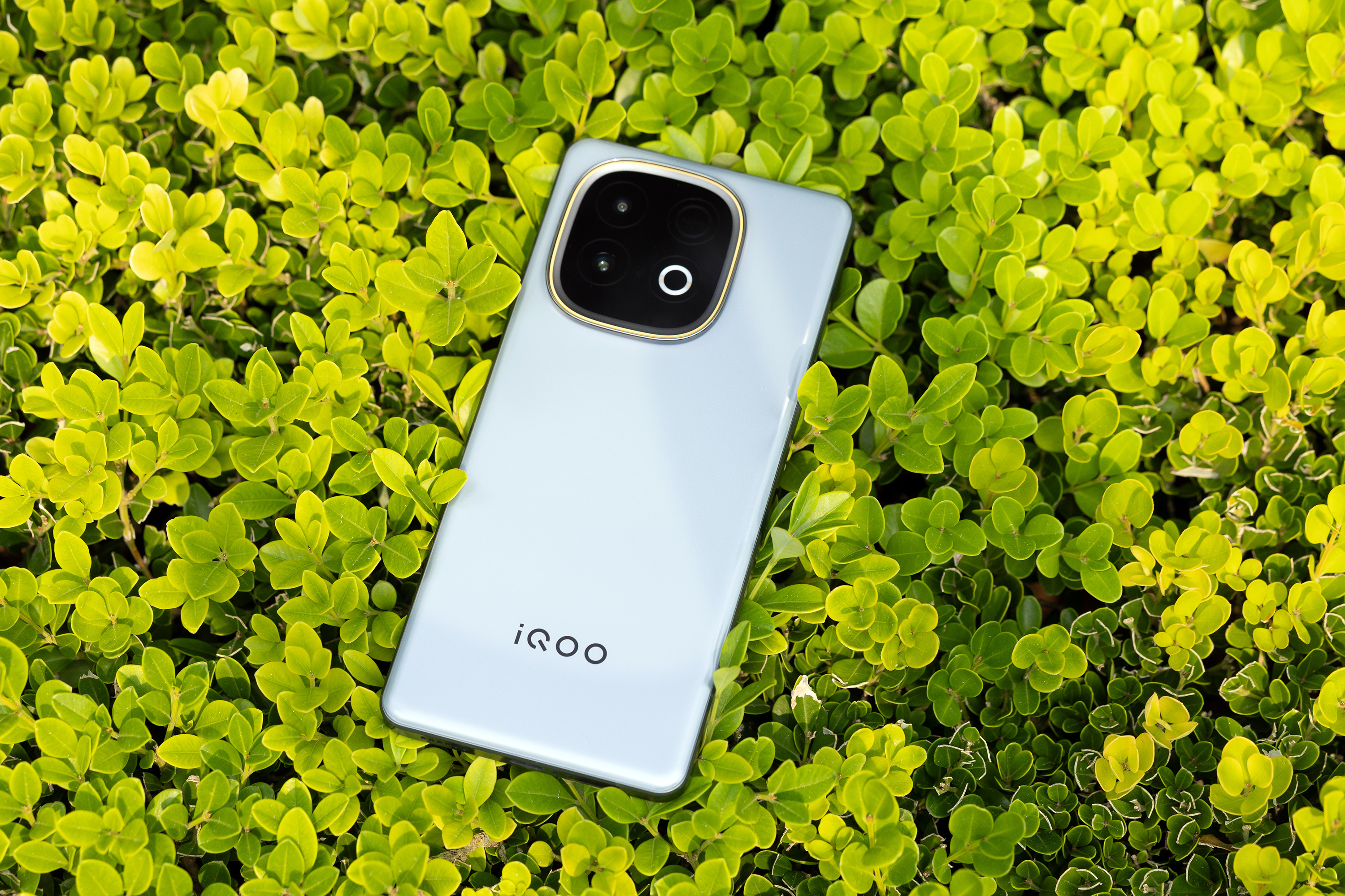 iQOO Z10 Turbo+极地灰配色自带蓝调质感，纳米蚀刻磨砂工艺防指纹，悬