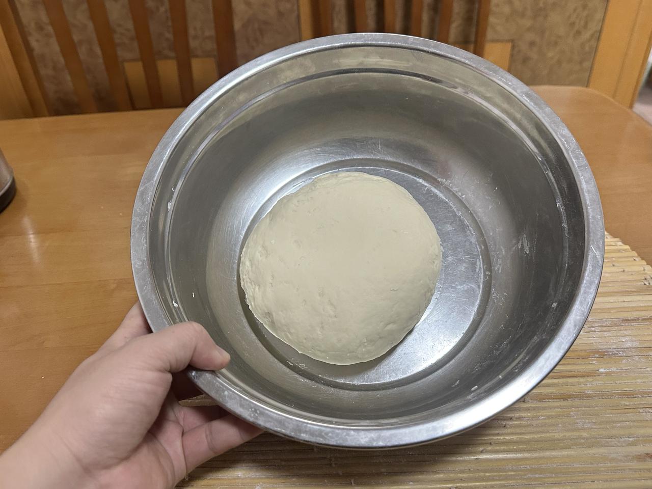 今天一天没去公司，刚才和了一块面，等会手擀面吃。
啥名啊利啊，经历的事越多，越觉