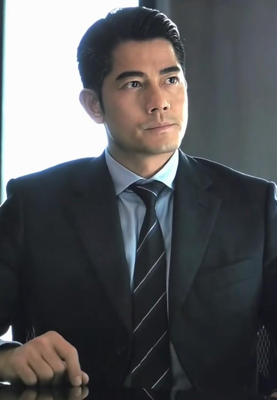 郭富城是四大天王里五官生得最好看的一个，很多人都说黎明是四大天王中最帅的，但是其