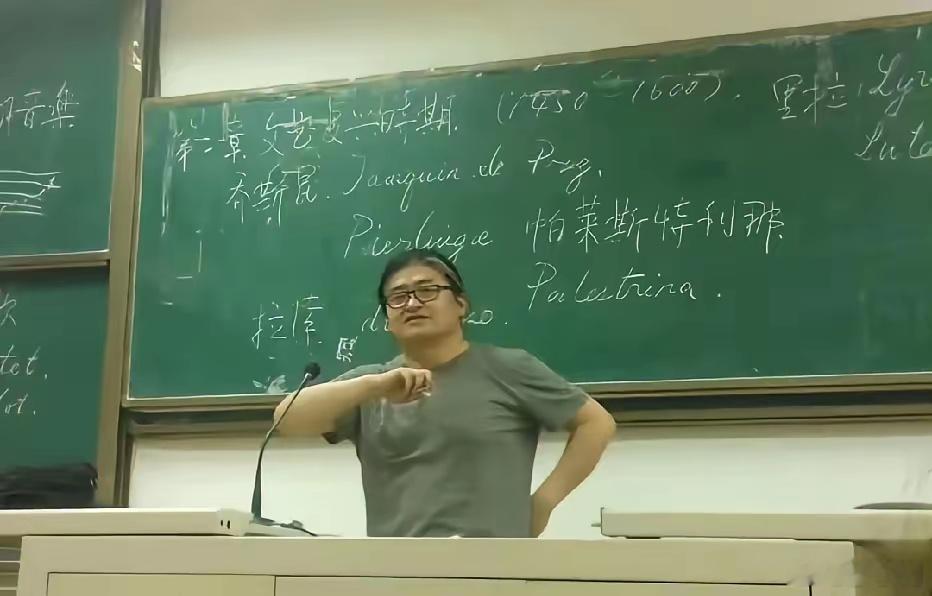 当年，刘欢在对外经贸大学 教学时的一幕，他身着简单T恤，身后是手写的板书，他教授