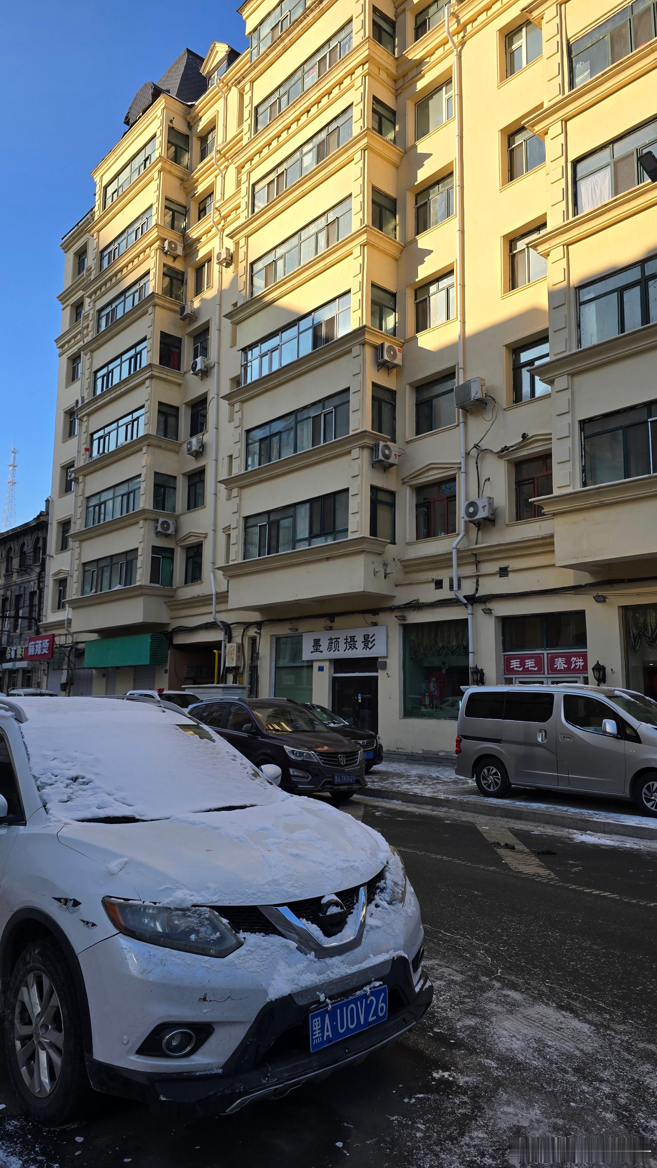 北方人路边房子都不安装安全防护网，高楼也是，也不怕小孩坠楼什么的，这跟南方恰恰相