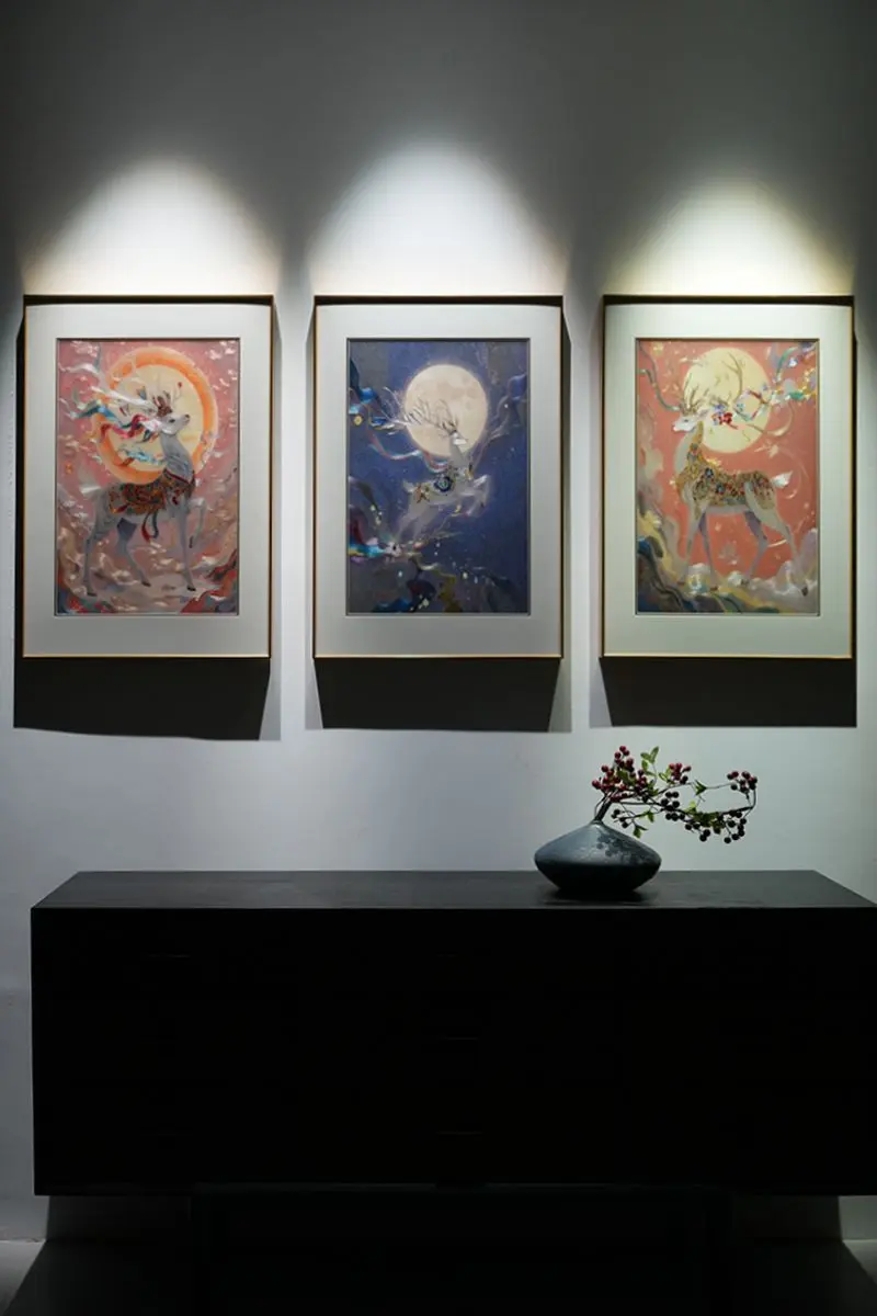 把敦煌的浪漫，绣进家里的方寸之间🌙 这组九色鹿苏绣三联画，真的太治愈...