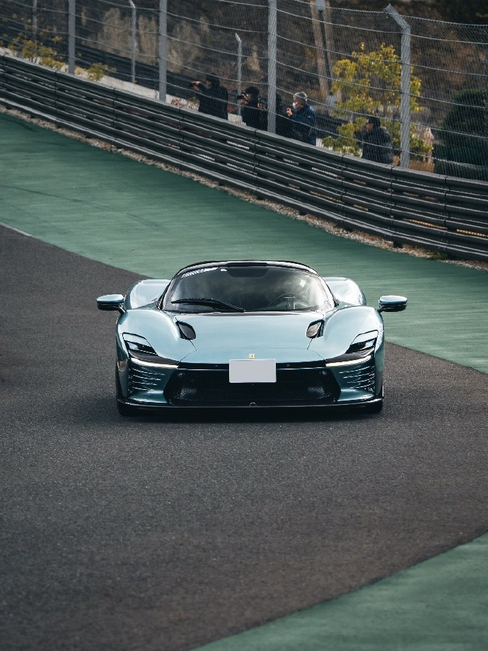 最美法拉利Daytona SP3之一[赞]这个金属的天青色真的是超级漂亮，搭配银