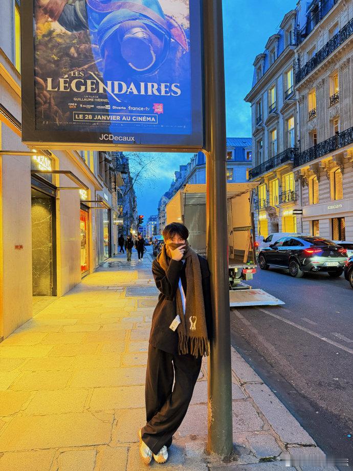 周翊然报平安抵达巴黎周翊然巴黎随拍 顺利抵达巴黎并报平安啦✨ 赶在巴黎天还没亮时