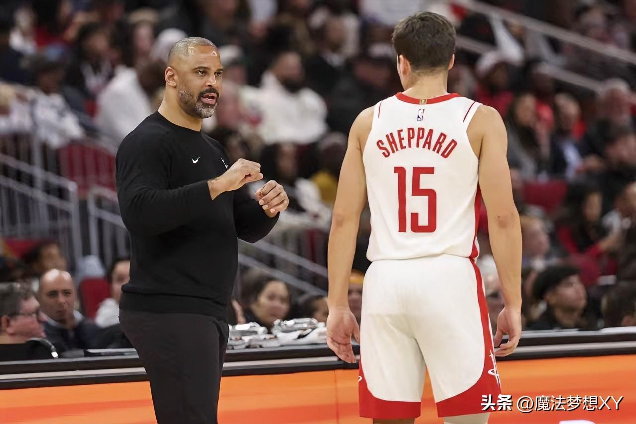 终于搞清楚了，
谢泼德之前为什么只能打替补？
不是他没有打首发的能力，而是
乌度