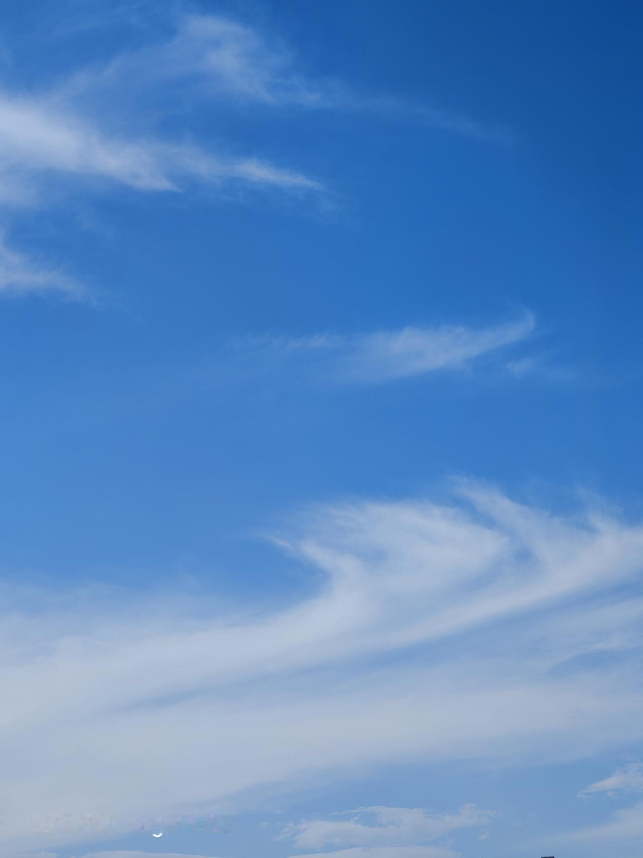 通州区今天晴，这天气简直绝了！雨后的通州变身天空之城，宛如仙境。从空中看，运河上