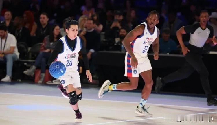 这你敢信？王鹤棣参加NBA全明星名人赛轰下18分。

NBA全明星正在如火如荼的