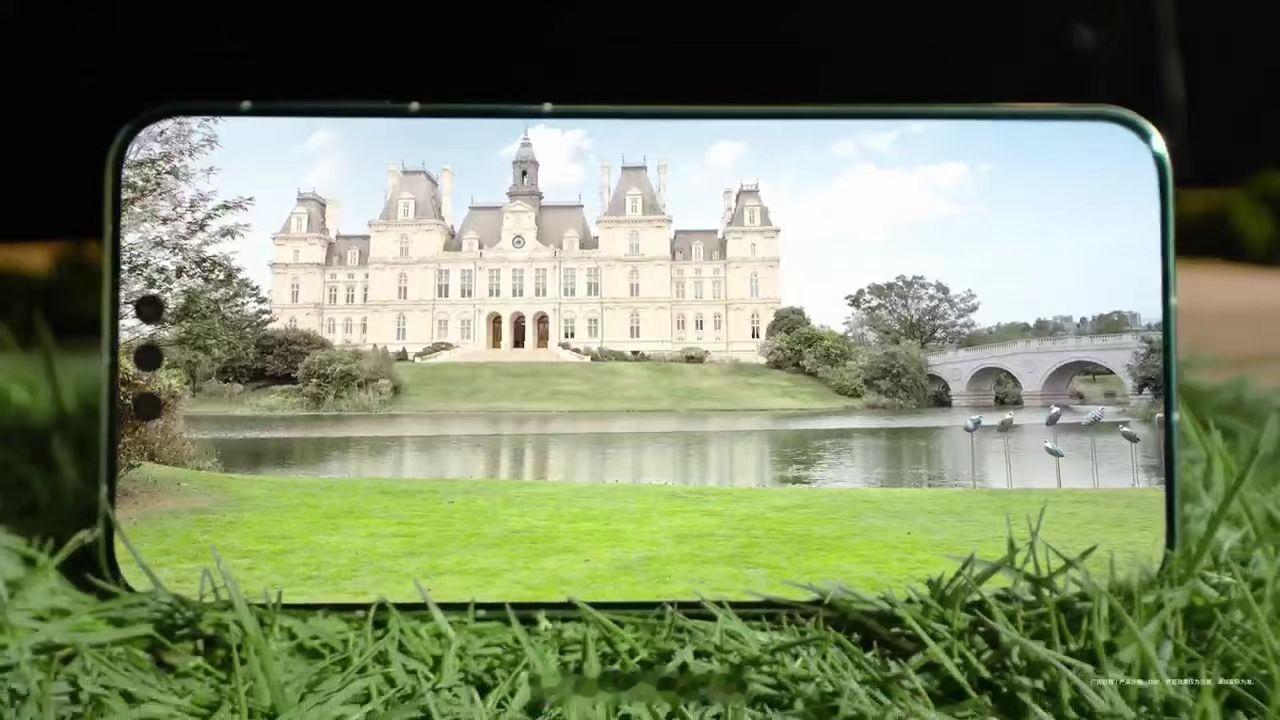 通过屏幕新技术的应用，实现了在户外强光环境下依然清晰、明亮的显示效果。听说还解决