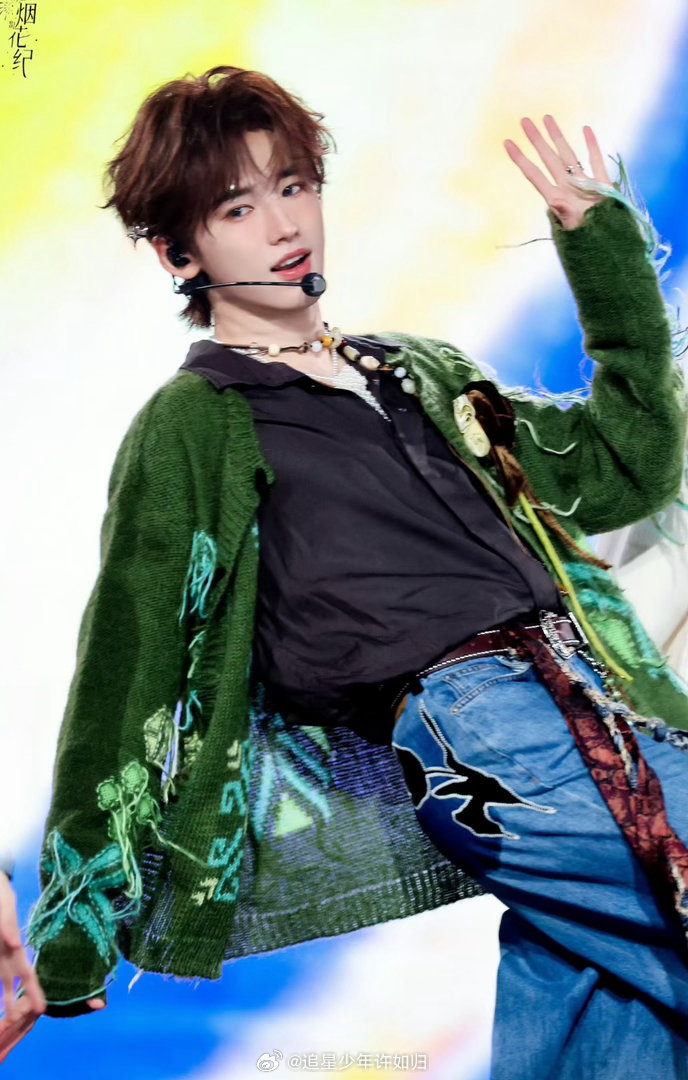 宋亚轩张真源你俩别敲了 笑到捶桌！宋亚轩张真源这哐啷哐啷的动静也太大了，还以为是