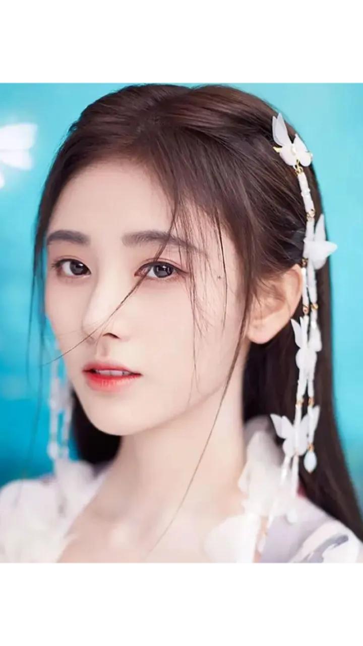 鞠婧祎新剧启程，应援热烈背后的波折

在鞠婧祎新剧的开机仪式现场，粉丝们的热情应