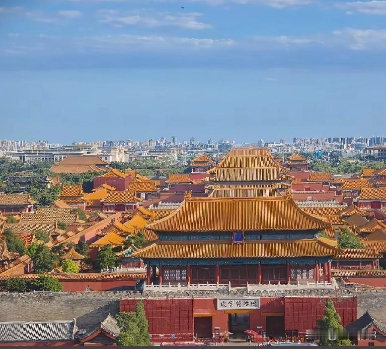 故宫缺钱到了什么地步，似乎永远入不敷出？故宫每年门票收入近8亿，文创收入大约15