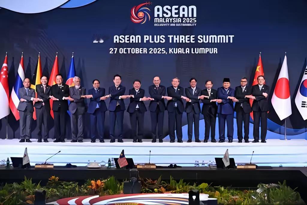 别光盯着东盟“站队美国”

这背后的账根本不是

“友好换真心”那么简单！

新