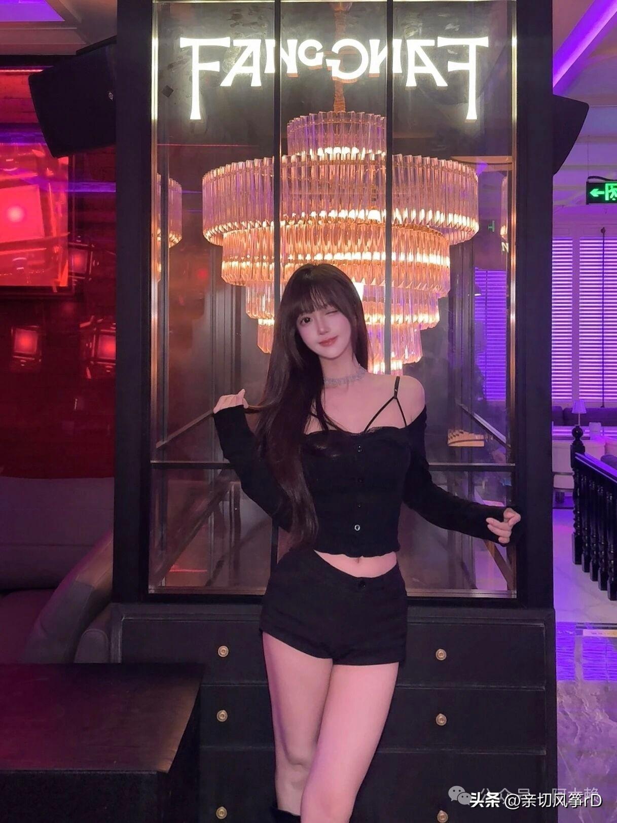 灯火阑珊处，美人倚栏时。