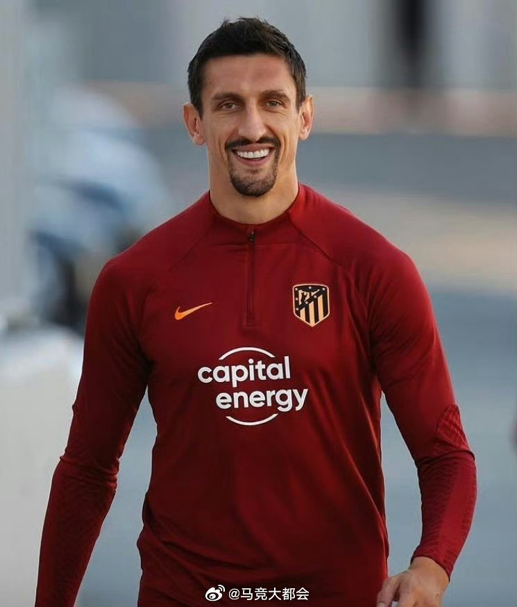 特拉宗布体育给了萨维奇3年的合同，萨维奇正在考虑报价。 ​​​