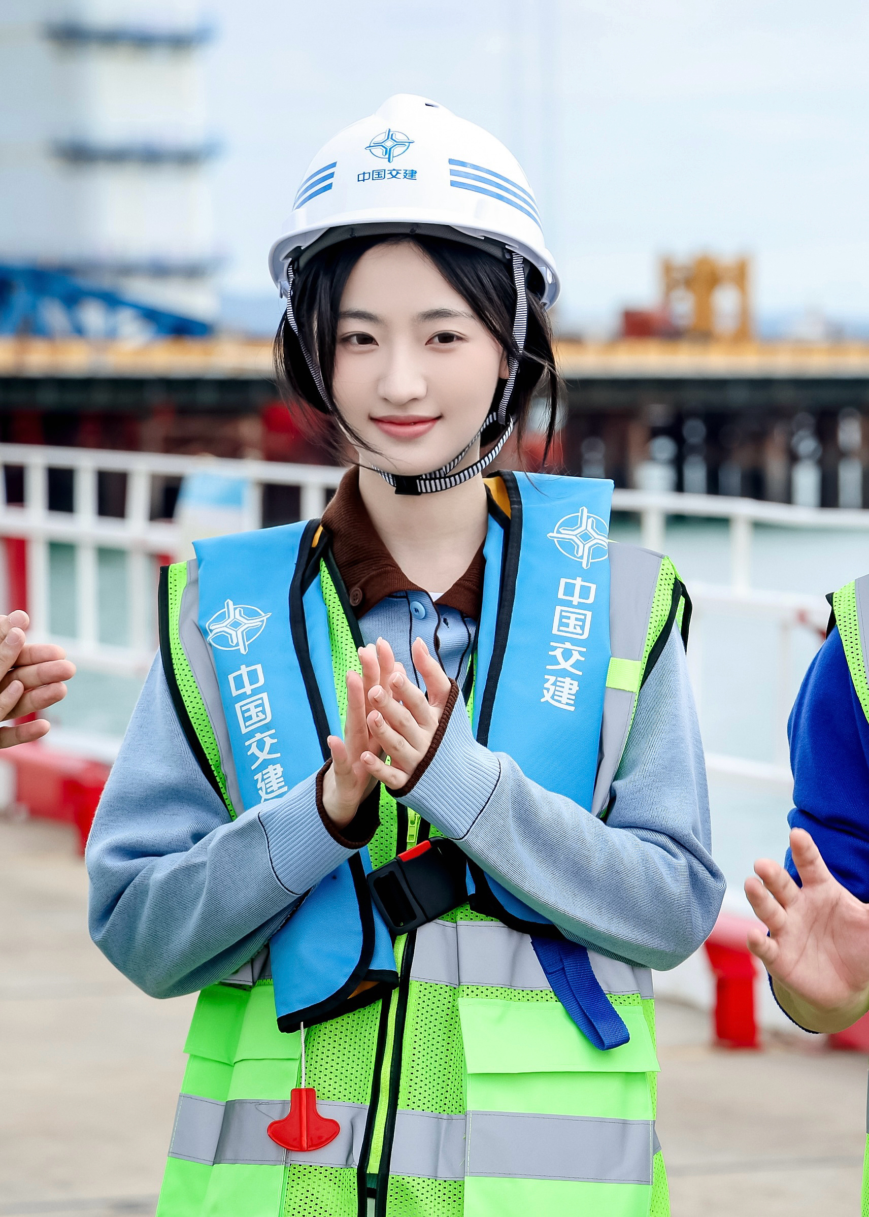 我们小神医白鹤淮 怎么摇身一变成了建桥女工🏗️戴安全帽、握工具，扛着钢筋，工地