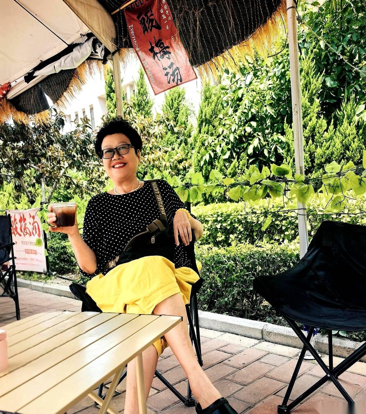 太气人了！就为了吃个完整的煮鸡蛋，我今天差点把垃圾桶给踹了。
每天早上赶着上班，