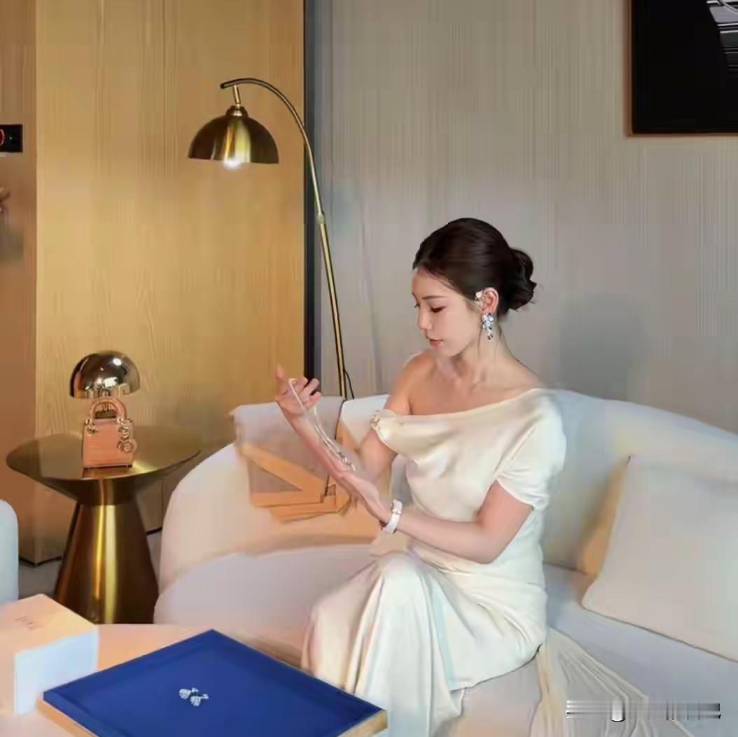 马筱梅，生来就是富贵相，命好，性格好，运气好，不说别的，人家一胎就是儿子，长的又