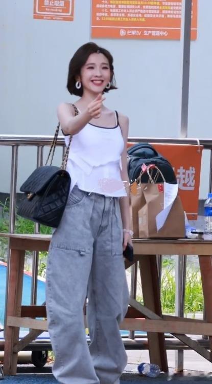 今天唐艺昕在长沙录制浪姐，她这次搭配的很有清新时尚感，看上去像个迷人的少女，气质