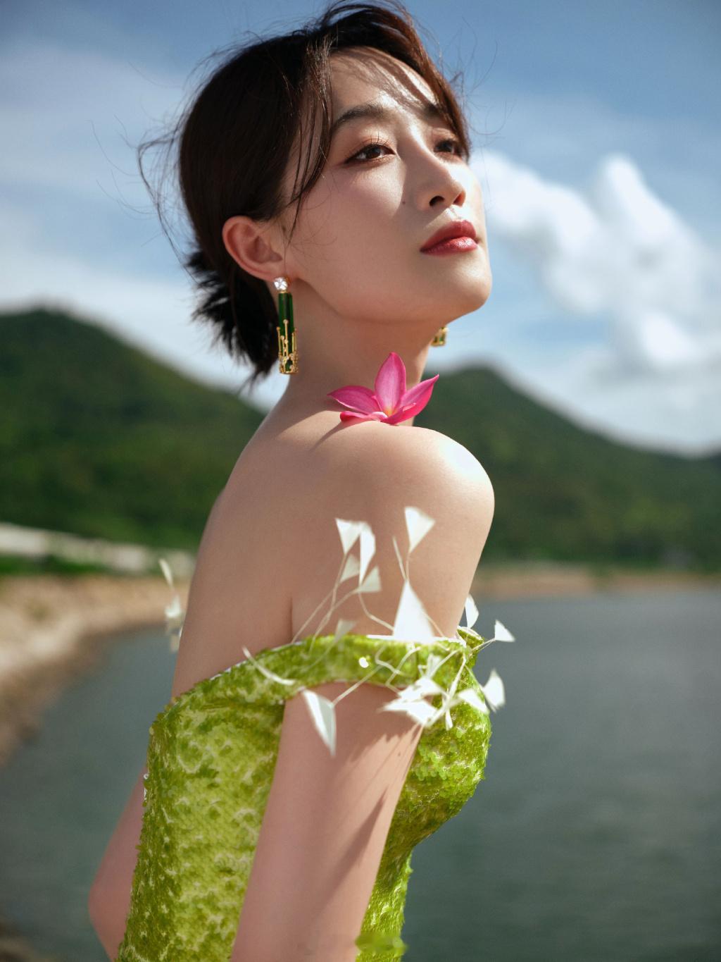 蓝盈莹乌兰图雅聊乘风赛制她不仅是舞台上被淘汰阴影笼罩的“小涂鸦”，更是那个连商务