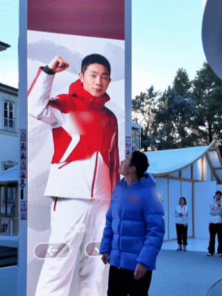 许昕米兰收马年剪纸礼物 一张红纸剪骏马，一份心意跨重洋。许昕在米兰获赠马年剪纸，