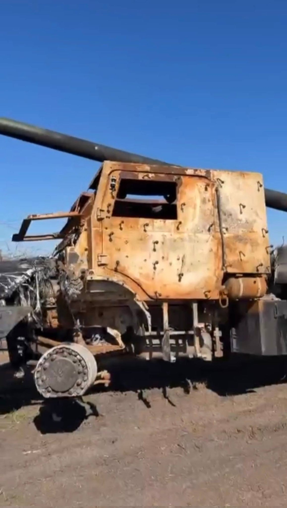 乌军被击毁的凯撒车载加榴炮 