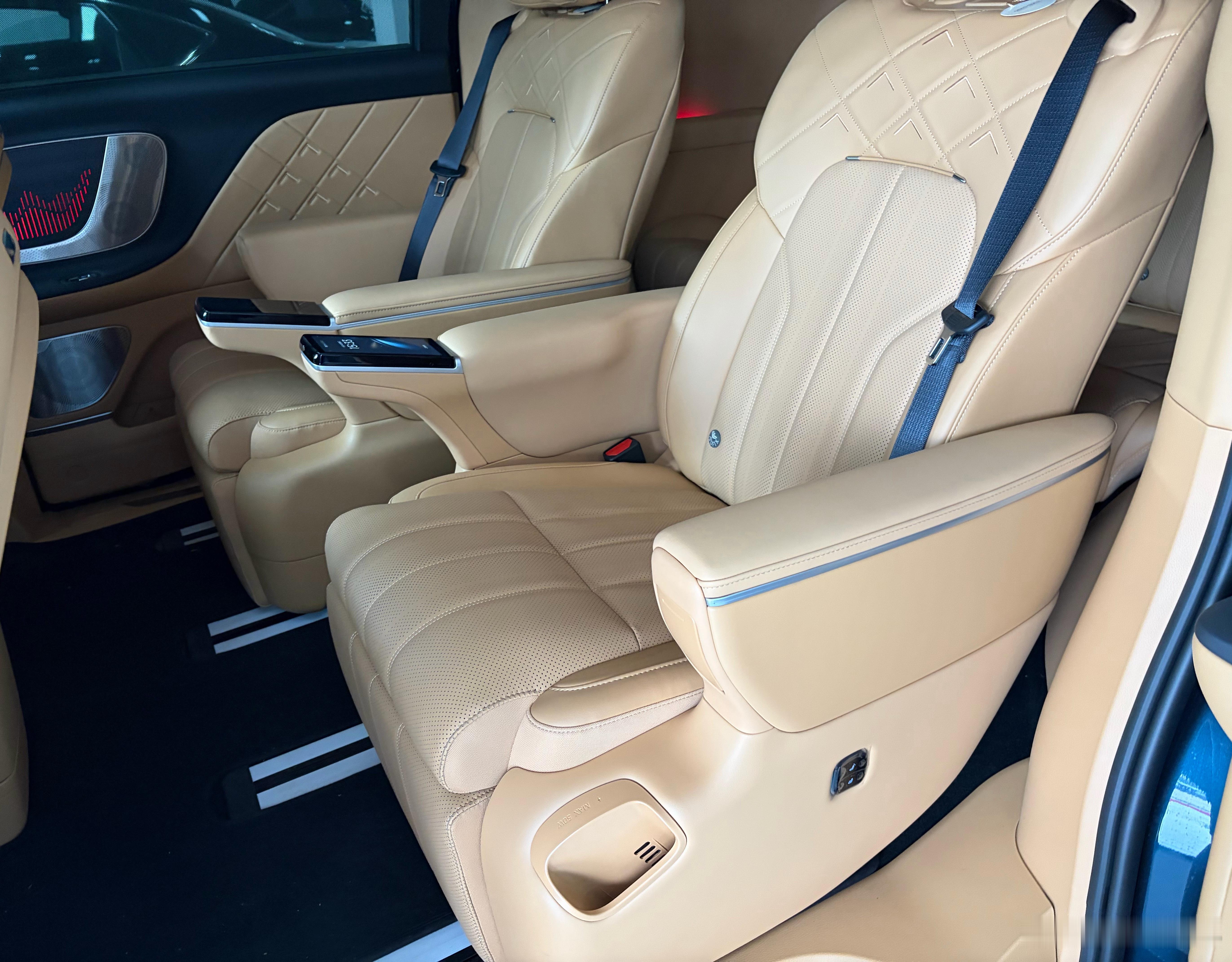 SUV能替代MPV吗去年车fans横评就讨论过大SUV和MPV选择，现在大6座S