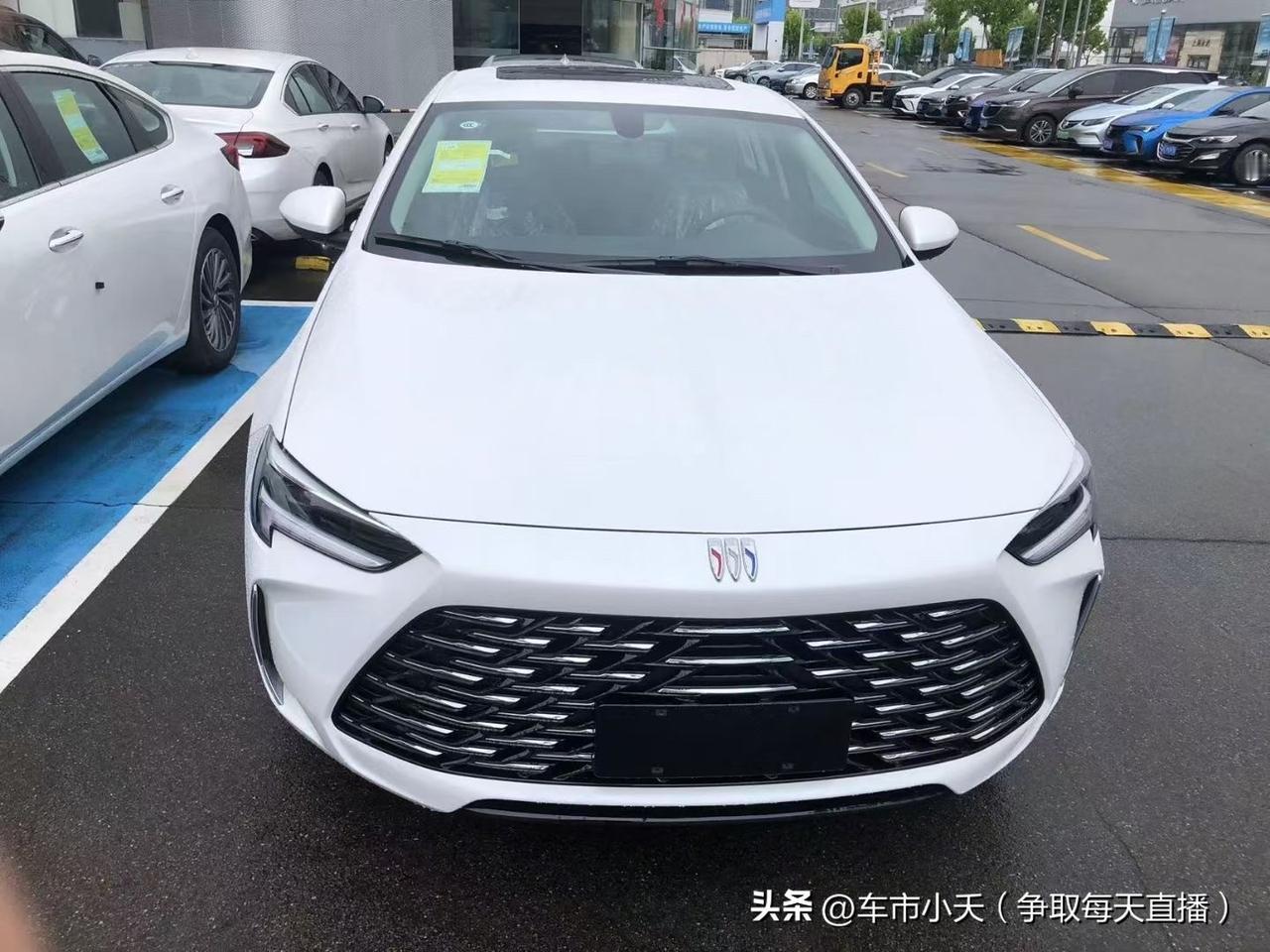别克君威的价格，最近有所调整。上个月优惠55000，今年调整到57000。别克今